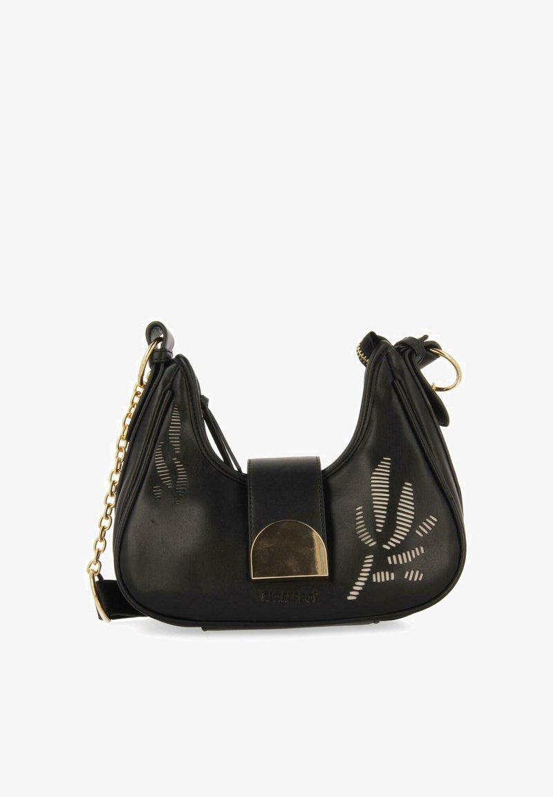 Bolso de hombro de cuero negro con forma curva, herrajes dorados, patrones de hojas perforados y un cierre magnético central.