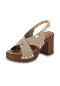 Sandal in suede beige con design a incrocio, tacco chunky in legno, dettagli in oro e borchie sulla suola.
