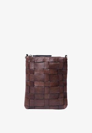 Hnědá kožená taška s tkanou texturou a zipovým uzávěrem, s plochým čtvercovým tvarem a jemným leskem na povrchu kůže.