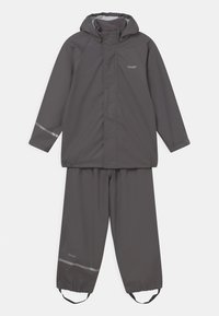Szary zestaw kurtki przeciwdeszczowej i spodni wykonany z wodoodpornego materiału. Kurtka ma kaptur i zapięcie na zatrzaski; spodnie wyposażone są w elastyczne mankiety i elementy odblaskowe.