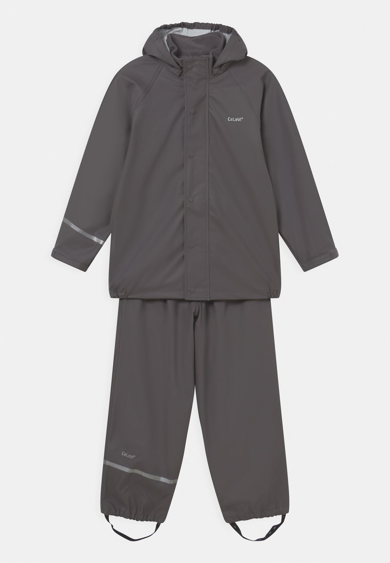 Szary zestaw kurtki przeciwdeszczowej i spodni wykonany z wodoodpornego materiału. Kurtka ma kaptur i zapięcie na zatrzaski; spodnie wyposażone są w elastyczne mankiety i elementy odblaskowe.