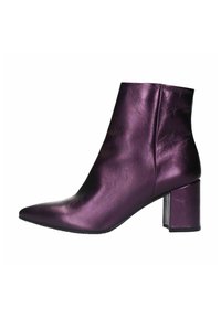 Bottine métallique violette avec un bout pointu et un talon bloc. Présente une texture en cuir lisse et un design minimaliste.