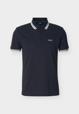 Zwart poloshirt met korte mouwen, een kraag en manchetten met witte en grijze strepen, een drieknoopsplooi en het "BOSS"-logo op de linkerborst.