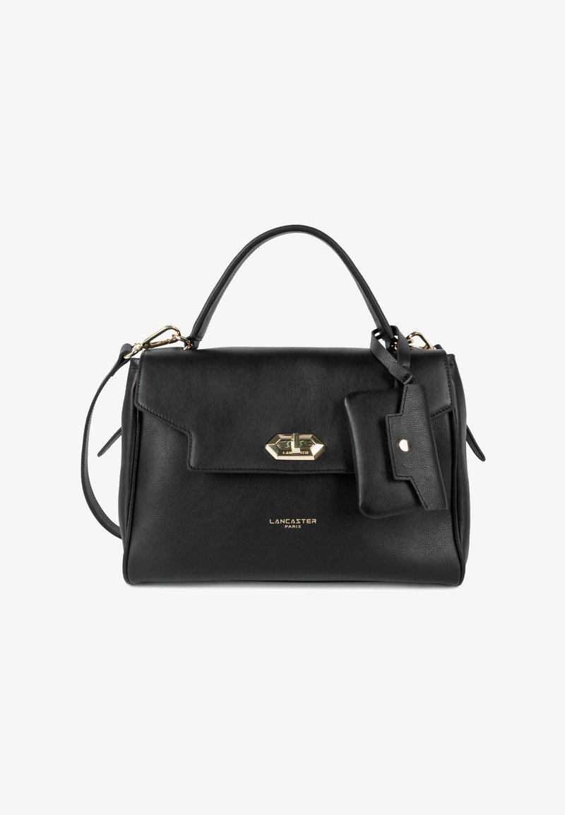 Borsa nera Lancaster Paris in pelle con chiusura dorata, manico superiore, tracolla staccabile e pochette agganciata su sfondo bianco.