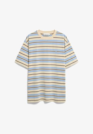 T-shirt beige à manches courtes avec des rayures horizontales bleu clair et marron, col rond, et petit logo bleu sur la poitrine.