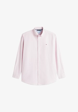 Męska koszula na długi rękaw z drobnymi różowo-białymi pionowymi paskami, klasycznym kołnierzykiem oraz małym haftowanym logo na piersi.