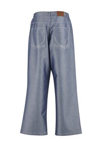 Svetlo modre široke kavbojke z visokim pasom, z zadnjimi žepi in belimi šivi. Rjav usnjen znamčni trak na zadnji strani.