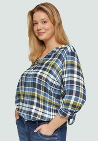 Blauw en groen geruit overhemd met een V-hals, driekwart mouwen en zachte stof. Heeft een casual, losse pasvorm en knoopaccenten.