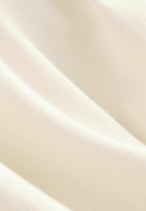 Teren de stof de culoare crem, cu o textură moale și netedă. Prezintă falduri delicate și un model de țesătură fin și uniform.