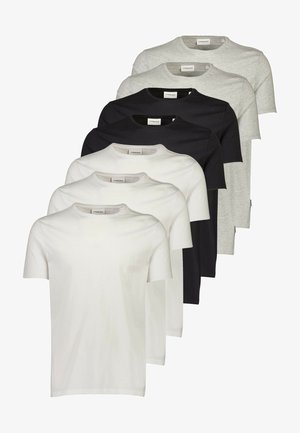 Osm bavlněných triček v bílé, černé, tmavě šedé a světle šedé barvě. Design s kulatým výstřihem, krátkými rukávy a standardním střihem. Jednoduché, jednobarevné.