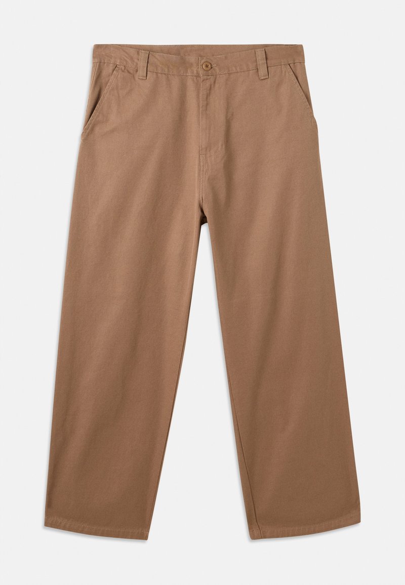 Pantalon en coton marron avec une coupe droite, doté de deux poches avant et d'une fermeture à bouton à la taille. Texture lisse, détails minimalistes.