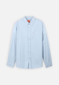 Chemise boutonnée à manches longues bleu clair avec un col classique, une texture douce et un petit logo brodé sur la poitrine gauche.
