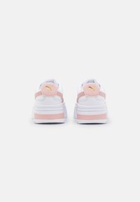 Białe sneakersy z różowymi akcentami. Gładka skórzana cholewka, wyściełany kołnierz i gruba platforma. Posiadają złote logo na pięcie.