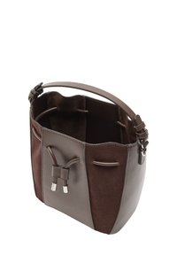 Torba typu bucket wykonana z brązowej skóry i zamszu. Posiada gładką powierzchnię, zaokrąglony górny brzeg oraz krótki uchwyt z regulowanym okuciem.