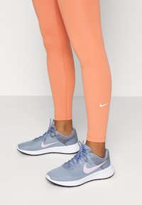 Nike Performance ONE - Leggings - madder root