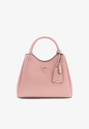 Rosa strukturierte Lederhandtasche mit Henkel, goldfarbenem GUESS-Logo und angebrachtem rosa Lederanhänger mit metallischen Details.