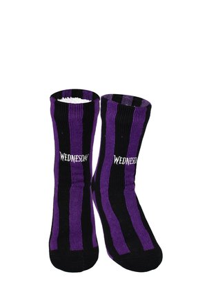 Ein Paar schwarz-lila gestreifte Socken mit "WEDNESDAY" in Weiß auf der vorderen oberen Seite jeder Socke eingestickt.