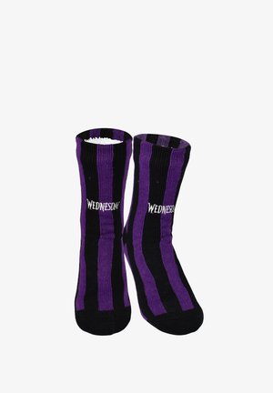 Coppia di calzini a righe nere e viola con la scritta "WEDNESDAY" ricamata in bianco sulla parte superiore anteriore di ciascun calzino.