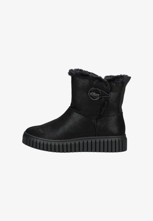 Sort ankelstøvle med tyk, ribbet sål, blød pelsforing og dekorativ rund logopatch på siden.