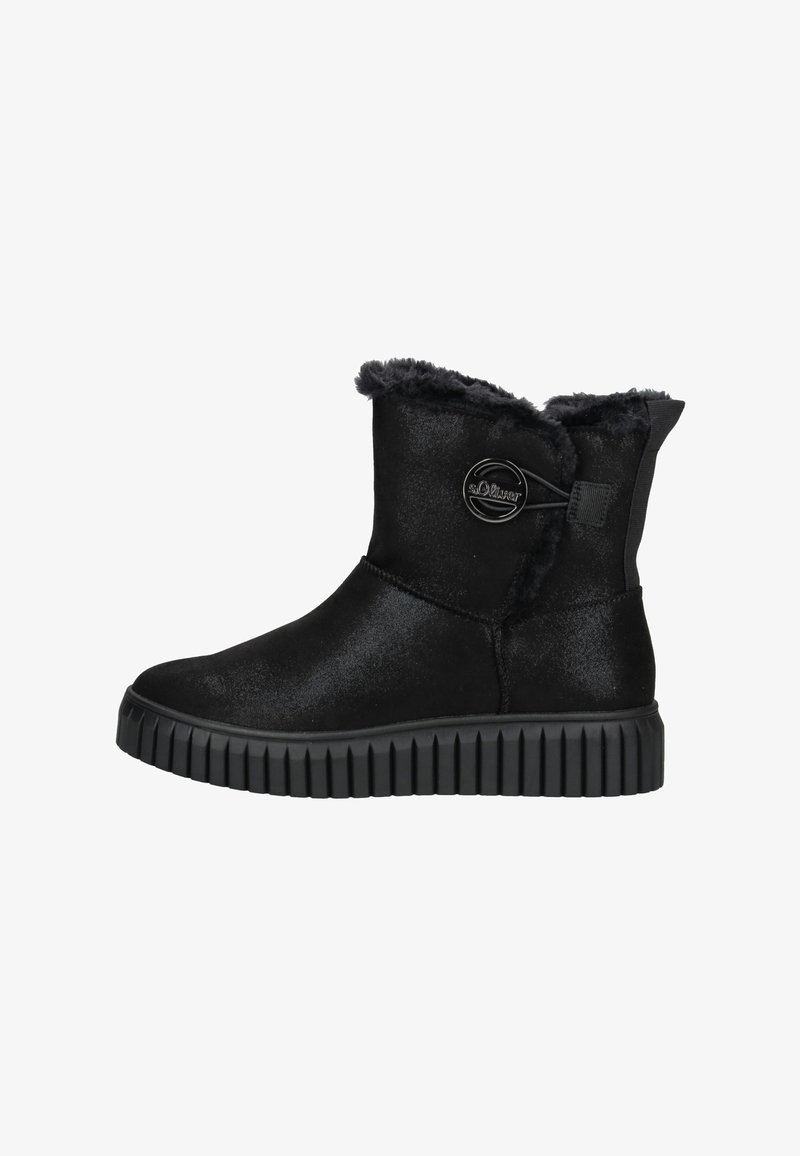 Schwarzer Knöchelstiefel mit dicker, profilierter Sohle, weichem Fellfutter und dekorativem, rundem Logopatch an der Seite.
