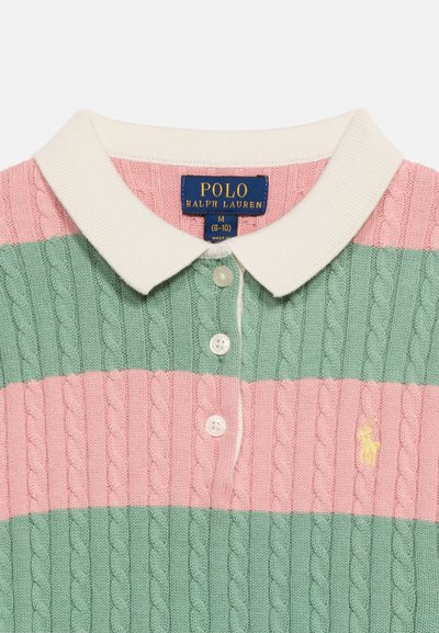 Παιδικό πόλο με πλεκτό σχέδιο καλώδιο, λευκό γιακά, οριζόντιες πράσινες και ροζ ρίγες και ετικέτα Polo Ralph Lauren στο λαιμό.