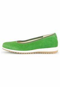 Ballerine in camoscio verde con punta arrotondata, bordo elasticizzato e suola bianca texturizzata. Presenta un design minimalista e una finitura liscia.