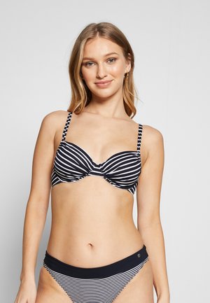 Top bikini a righe bianco e nero con stecche e dettaglio torciglione. Spalline sottili e regolabili. Parte inferiore del bikini a righe a vita bassa coordinata.
