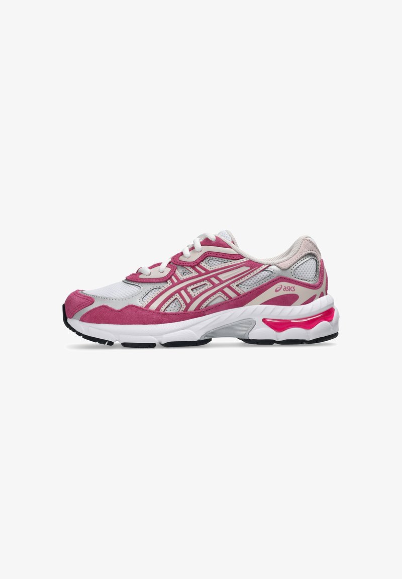 Chaussure de course ASICS blanche et rose avec empeigne en mesh, surpiqûres en daim, fermeture à lacets et semelle amortissante avec support en gel visible.