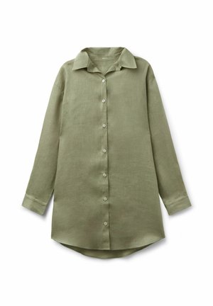 Camisa de manga larga color verde oliva con botones, cuello puntiagudo y dobladillo curvo, confeccionada en tela ligera.