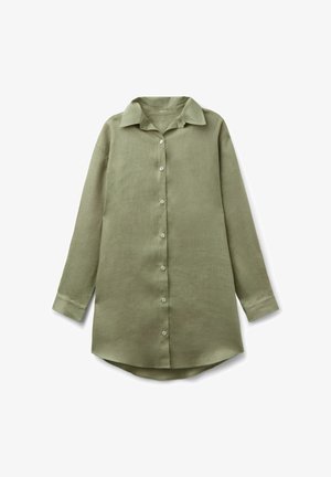 Camisa de manga larga color verde oliva con botones, cuello puntiagudo y dobladillo curvo, confeccionada en tela ligera.
