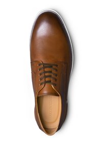 Scarpa in pelle marrone con finitura liscia, punta rotonda e suola in gomma bianca. Presenta lacci scuri e dettagli di cucitura sottili.
