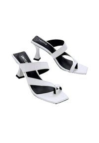 Witte faux leren sandalen met hakken, voorzien van kruislings gespen, vierkante neus en een blokhak. Heeft een gestructureerde afwerking en een zwarte inlegzool.