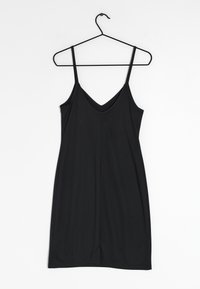 Černé bezramínkové šaty na černém ramínku, s výstřihem do V, jemnou texturou látky a přiléhavým střihem bez dalších vzorů.