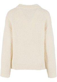Chlupatý bílý svetr s kulatým výstřihem, dlouhými rukávy a volným střihem. Texturovaná tkanina dodává dimenzi hladkému povrchu.