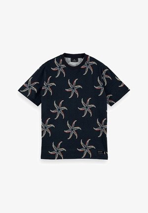 Zwart shirt met korte mouwen met een herhalend patroon van gestileerde, meerkleurige zeesterren die de voorkant en mouwen bedekken.