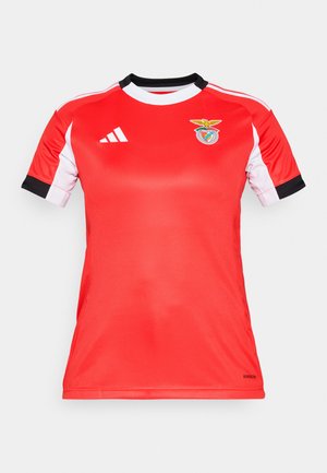 Rød atletisk trøje med korte hvide ærmer og sorte detaljer. Har Benfica-logoet på brystet. Fremstillet af åndbart stof.