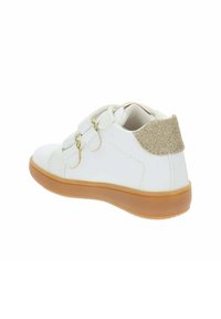 Sneaker in pelle bianca con punta rotonda, due cinturini anteriori e un accento in glitter dorato sul tallone. Suola in gomma di colore marrone naturale.