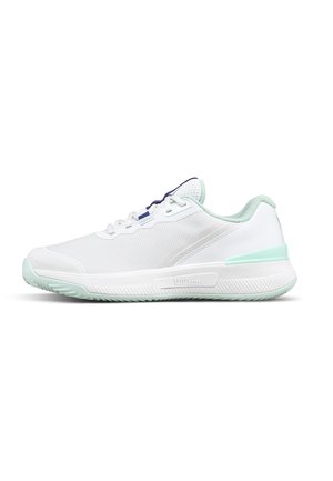 Biały sportowy sneaker z jasnzielonymi akcentami, białymi sznurówkami, teksturowaną podeszwą i logo Wilsona z boku, widziany z lewej strony.