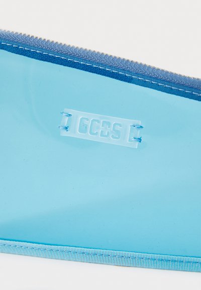 Custodia per matite trasparente blu con una parte superiore in morbido tessuto testurizzato, fondo in vinile liscio a contrasto e logo visibile in plastica bianca.