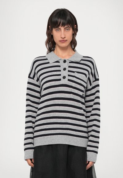 Pull en stripes avec un schéma de couleurs gris et marine, en tissu tricoté doux, col classique, quatre boutons noirs et une petite poche poitrine.