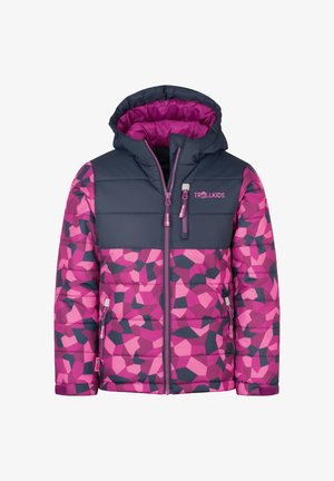 Gepolsterte Kinderjacke mit geometrischem Muster in Pink und Dunkelblau, Kapuze, Frontreißverschluss und "TROLLKIDS"-Logo auf der Brust.