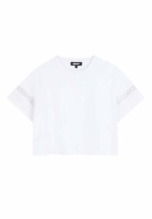 Camiseta blanca recortada de manga corta con cuello redondo y bandas semitransparentes con el logo "DKNY" en ambas mangas.