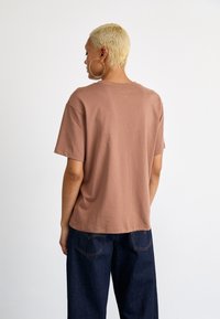 Jordan ESSEN TEE CORE - Camiseta básica - archaeo brown/(white)