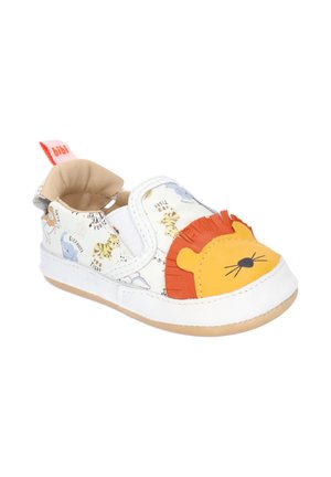 Biała trzewik dla malucha wsuwany z nadrukiem zwierzęcym i pomarańczową aplikacją twarzy lwa z grzywą na czubku buta oraz beżową podeszwą.