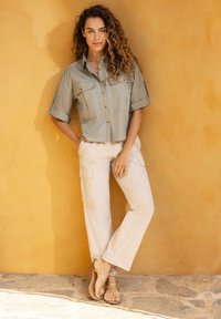 Blue Seven CROPPED - Hemdbluse - khaki