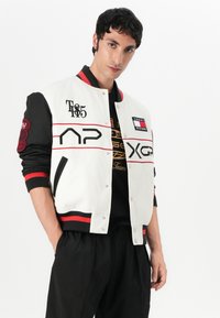 Tommy Hilfiger F1 MOVIE GRAPHIC VARSITY JACKET - Geacă bomber - white/red/black