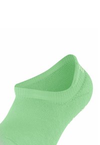 Grüne Baumwollknöchelsocke mit glatter Textur und geripptem Bund, mit drei weißen Streifen auf der Rückseite für Details.
