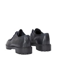 Scarpe in pelle blu con finitura liscia, profilo basso e suola in gomma resistente con un motivo battistrada per una buona aderenza. La vista posteriore mette in evidenza il design.