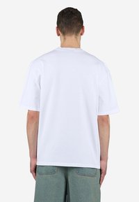 Weißes Baumwoll-T-Shirt mit lockerem Schnitt, kurzen Ärmeln und Rundhalsausschnitt. Die Rückseite zeigt ein nahtloses Design ohne sichtbare Logos oder Muster.