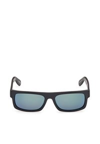 Lunettes de soleil rectangulaires noires avec des verres teintés en bleu et des branches épaisses, présentées sur un fond blanc.